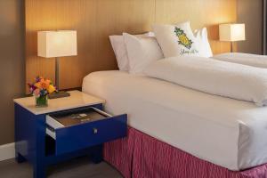 Postel nebo postele na pokoji v ubytování Staypineapple, Hotel Rose, Downtown Portland
