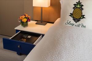 Postel nebo postele na pokoji v ubytování Staypineapple, Hotel Rose, Downtown Portland