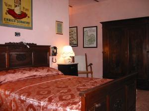 ディアーノ・ダルバにあるLa Briccolaのベッドルーム1室(ベッド1台、テーブルの上にランプ付)