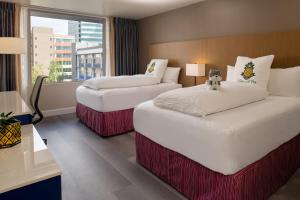Postel nebo postele na pokoji v ubytování Staypineapple, Hotel Rose, Downtown Portland