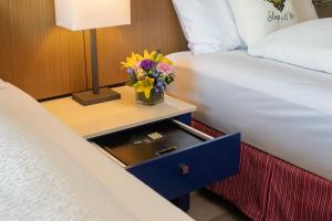 Postel nebo postele na pokoji v ubytování Staypineapple, Hotel Rose, Downtown Portland