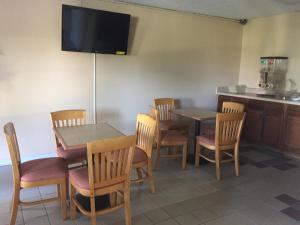 Kuchyň nebo kuchyňský kout v ubytování Americas Best Value Inn-Manchester + 14 fotografií