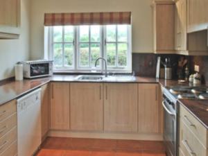 A kitchen or kitchenette at The Calf Pens 