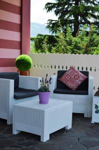 une paire de chaises et une table sur une terrasse dans l'établissement Miramonti B&B cucina&pizza, à Brentonico