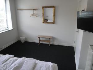 Un pat sau paturi într-o cameră la Thinghuskroen
