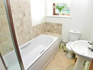 A bathroom at The Old Stable Cottage 