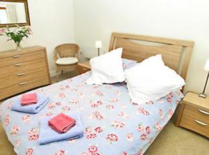 A bed or beds in a room at The Old Stable Cottage 