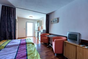A television and/or entertainment centre at Apartmánový dom RED