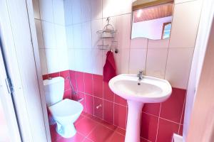 A bathroom at Apartmánový dom RED