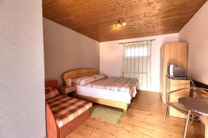 A bed or beds in a room at Apartmánový dom RED Még 37 kép