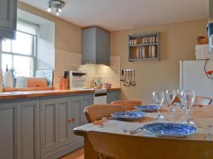 A kitchen or kitchenette at 2 Gill Edge Cottages 