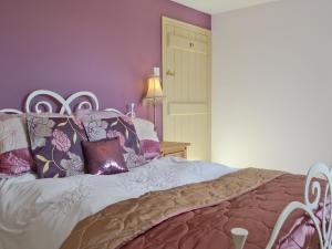 A bed or beds in a room at 2 Gill Edge Cottages 