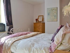A bed or beds in a room at 2 Gill Edge Cottages 