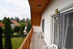 balkon z widokiem na dom w obiekcie Relax apartman w Zalakaros