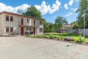 una casa con un vialetto di mattoni di fronte a un cortile di Vabaduse Apartments a Pärnu