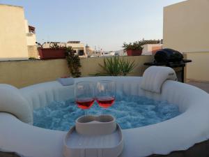 Pića u objektu Studio apartment with private terrace, Jacuzzi & views