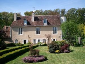 une grande maison avec une statue dans la cour dans l'établissement Guest House Le Clos Pasquier, à Blois