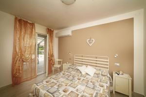 ein Schlafzimmer mit einem großen Bett und einem Fenster in der Unterkunft Quarantotto B&B in Raffa