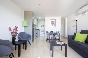 een woonkamer met een bank en een tafel bij R&E apartments in Torremolinos