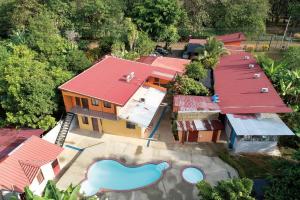 an overhead view of a house with a pool at Hotel Sueños de María in Uvita