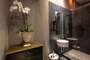 A bathroom at Mysuiteshome Apartments