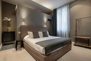 A bed or beds in a room at Mysuiteshome Apartments