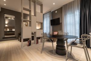 A television and/or entertainment centre at Mysuiteshome Apartments