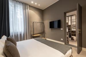 A bed or beds in a room at Mysuiteshome Apartments