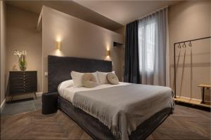 A bed or beds in a room at Mysuiteshome Apartments