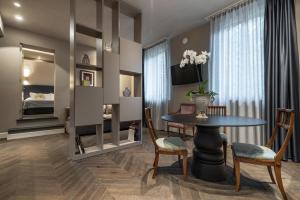 A seating area at Mysuiteshome Apartments