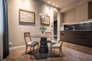 A kitchen or kitchenette at Mysuiteshome Apartments
