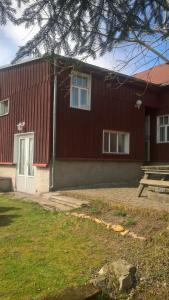 una casa roja con una puerta blanca y un patio en Bublava 394 en Bublava