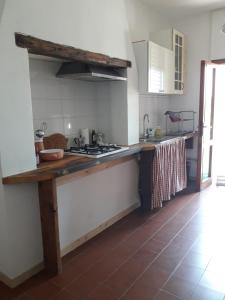 een keuken met een fornuis en een aanrecht bij Pecore Ribelli in Mira