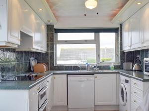 A kitchen or kitchenette at Hycliffe 