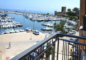 un porto turistico con un gruppo di barche in acqua di Case Vacanza Calamaro a Trabia