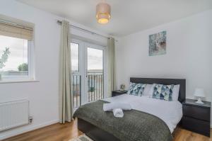 a bedroom with a bed with two towels on it at The Central Lodge in Dartford