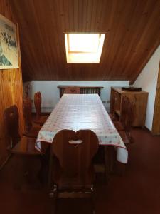 a dining room with a table and chairs and a window at Elle House in Rocca di Cambio