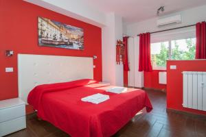ローマにあるWorld Wide Bed - Romeの赤い壁のベッド付きの赤いベッドルーム