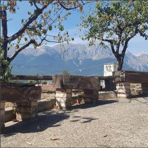una panchina di pietra con montagne sullo sfondo di Agriturismo Bellavista ad Arsita
