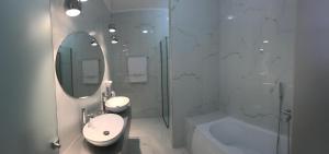 Kúpeľňa v ubytovaní Krioneri Suites Parga