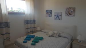 ポルト・トッレスにあるCasa Vacanze Lungomareのベッドルーム1室(青い枕のベッド1台付)
