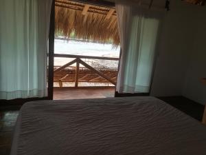 Uma cama ou camas num quarto em Cabañas La Isla Chacahua