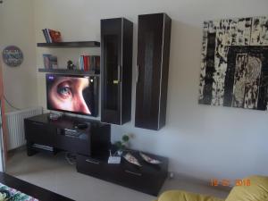 Televízia a/alebo spoločenská miestnosť v ubytovaní Sea Side Lux family appartment