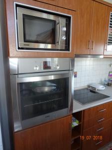 Kuchyňa alebo kuchynka v ubytovaní Sea Side Lux family appartment