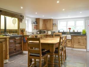 A restaurant or other place to eat at Keepers Cottage 