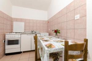 O bucătărie sau chicinetă la Apartments Mirko