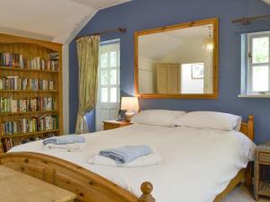 A bed or beds in a room at Keepers Cottage 