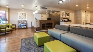 um átrio com um sofá, uma mesa e cadeiras em Best Western Grants Pass Inn em Grants Pass