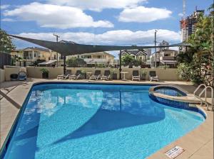 Una gran piscina azul en la parte superior de un edificio en Spectrum Holiday Apartments, en Gold Coast