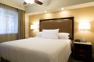 卡爾斯巴德的住宿－卡爾斯巴德海端度假酒店，一间卧室配有一张带两盏灯的大型白色床。